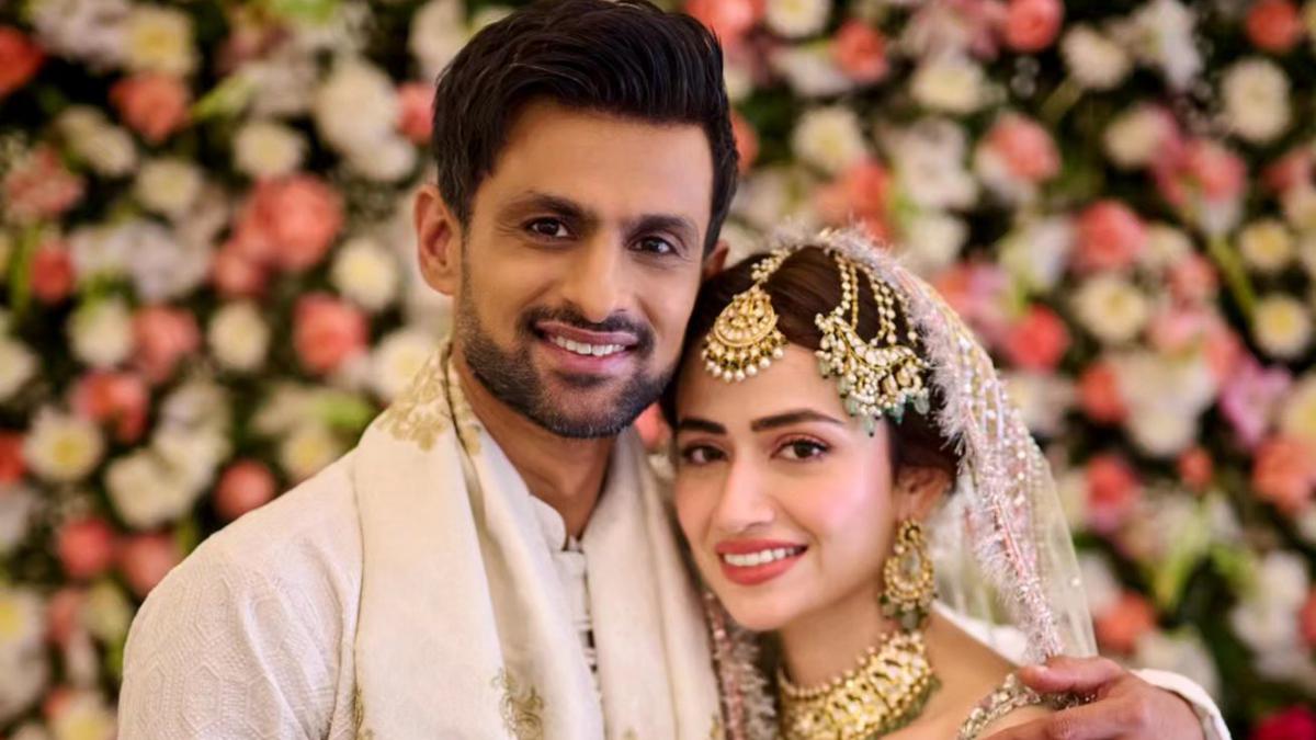 Former Pakistan Captain Shoaib Malik Ties Knot With Pakistan Actor Sana ...